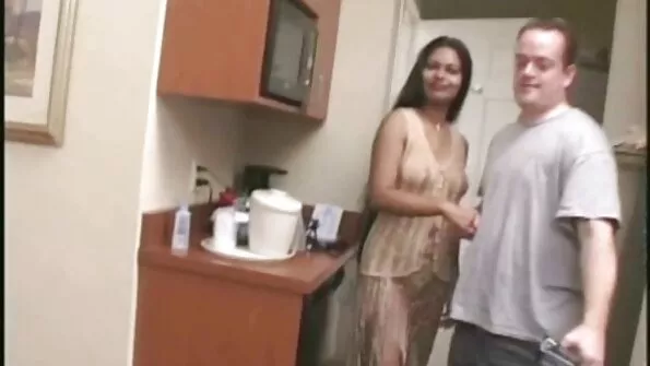 বাঁড়ার দেশি সেক্সি ভিডিও রস খাবার
